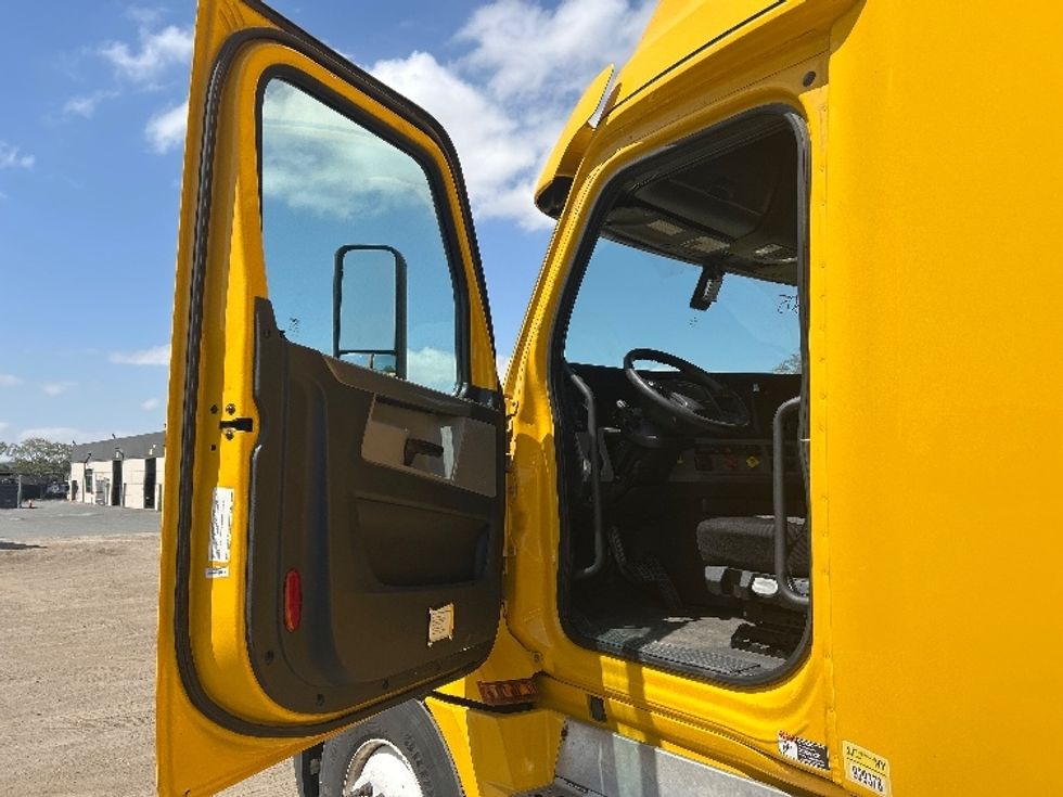Sleeper Tractor-Heavy Duty Tractors-Freightliner-2020-T12664ST-Fontana-CA-742,052\n\t\tmiles-$ 42,500 - Image 9