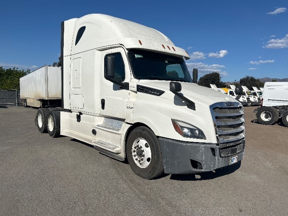 Sleeper Tractor-Heavy Duty Tractors-Freightliner-2020-T12664ST-Fontana-CA-744,687\n\t\tmiles-$ 52,500 - Image 1