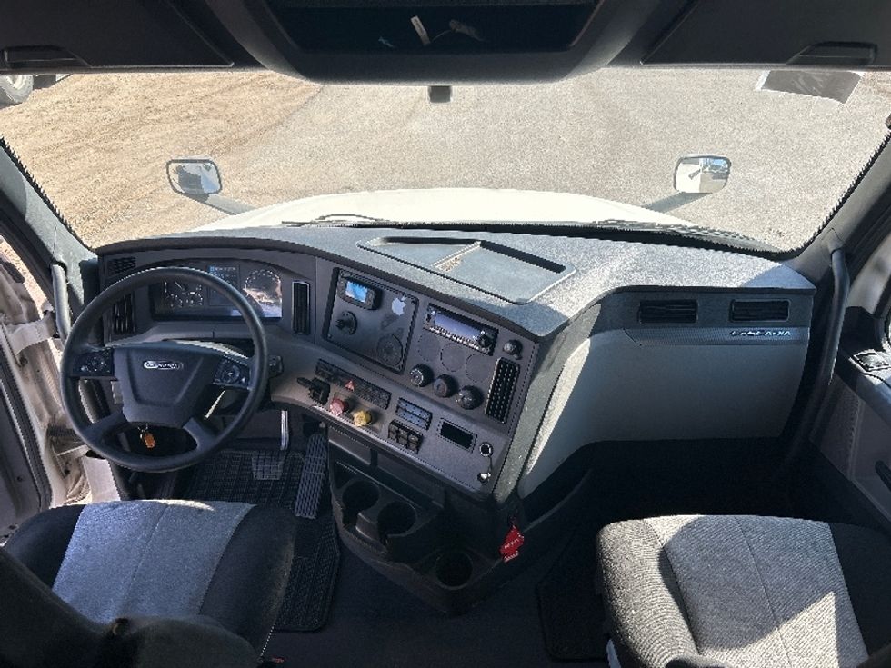 Sleeper Tractor-Heavy Duty Tractors-Freightliner-2020-T12664ST-Fontana-CA-744,687\n\t\tmiles-$ 52,500 - Image 12