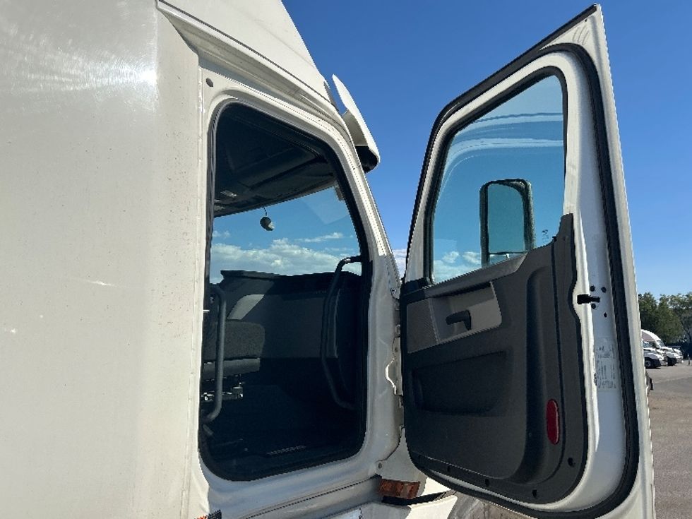 Sleeper Tractor-Heavy Duty Tractors-Freightliner-2020-T12664ST-Fontana-CA-744,687\n\t\tmiles-$ 52,500 - Image 13