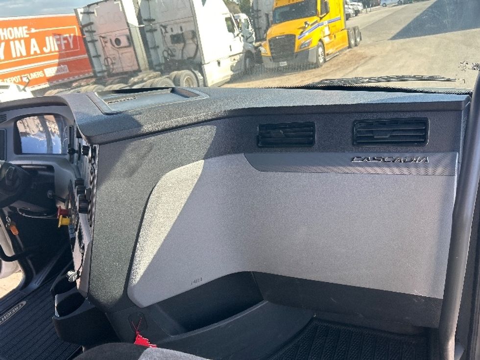 Sleeper Tractor-Heavy Duty Tractors-Freightliner-2020-T12664ST-Fontana-CA-744,687\n\t\tmiles-$ 52,500 - Image 14