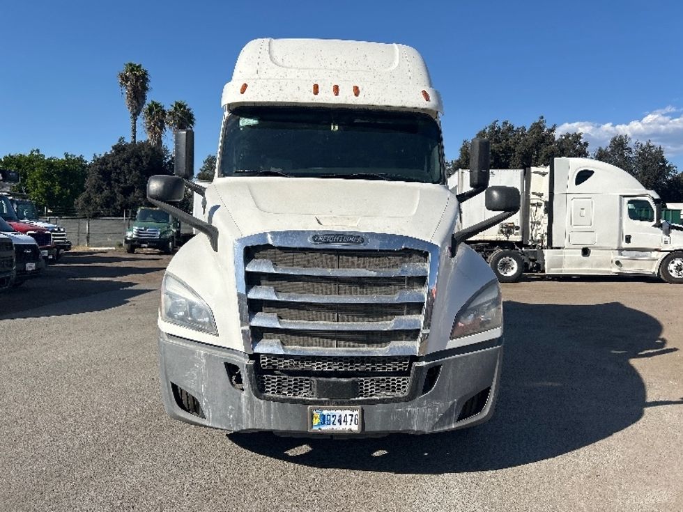 Sleeper Tractor-Heavy Duty Tractors-Freightliner-2020-T12664ST-Fontana-CA-744,687\n\t\tmiles-$ 52,500 - Image 2