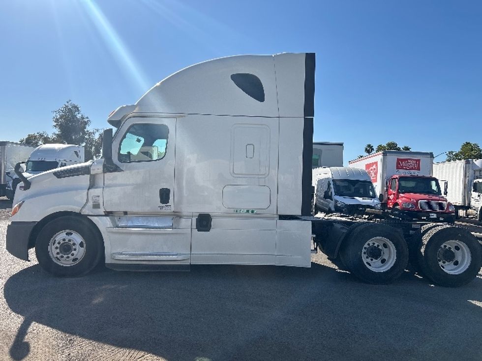 Sleeper Tractor-Heavy Duty Tractors-Freightliner-2020-T12664ST-Fontana-CA-744,687\n\t\tmiles-$ 52,500 - Image 4