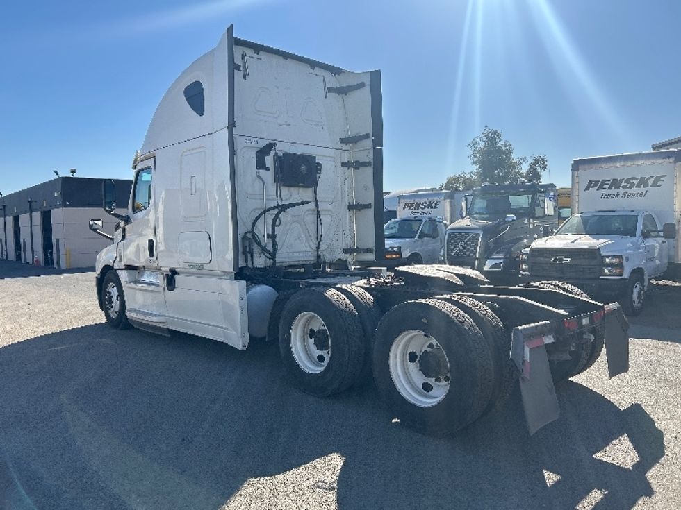 Sleeper Tractor-Heavy Duty Tractors-Freightliner-2020-T12664ST-Fontana-CA-744,687\n\t\tmiles-$ 52,500 - Image 5
