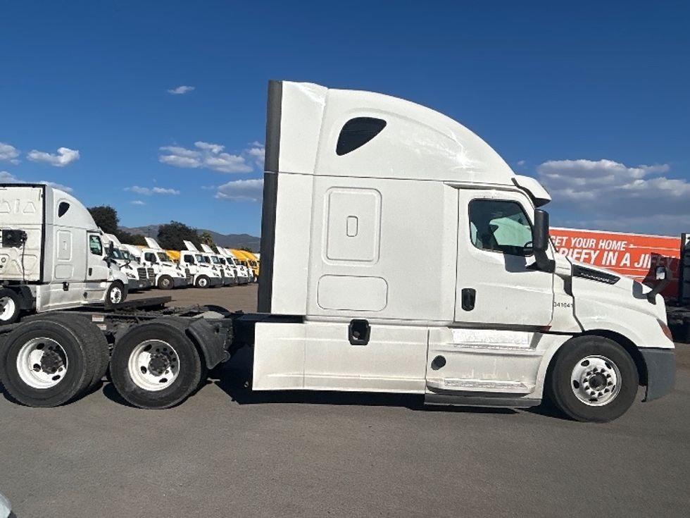 Sleeper Tractor-Heavy Duty Tractors-Freightliner-2020-T12664ST-Fontana-CA-744,687\n\t\tmiles-$ 52,500 - Image 8