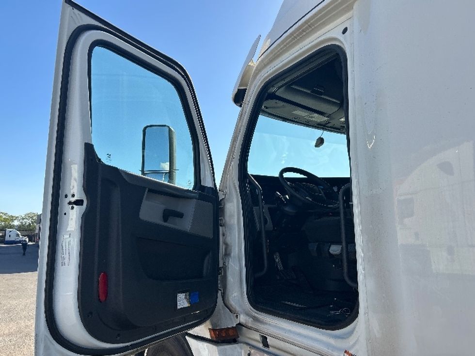 Sleeper Tractor-Heavy Duty Tractors-Freightliner-2020-T12664ST-Fontana-CA-744,687\n\t\tmiles-$ 52,500 - Image 9