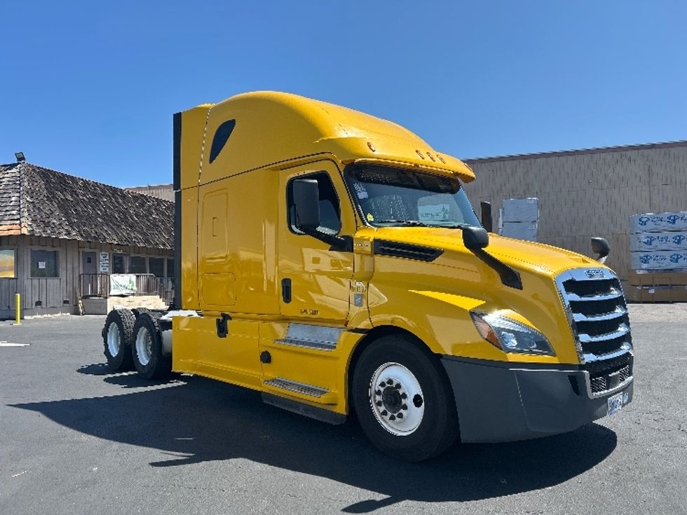 Sleeper Tractor-Heavy Duty Tractors-Freightliner-2020-T12664ST-Fontana-CA-746,131\n\t\tmiles-$ 42,500 - Image 1