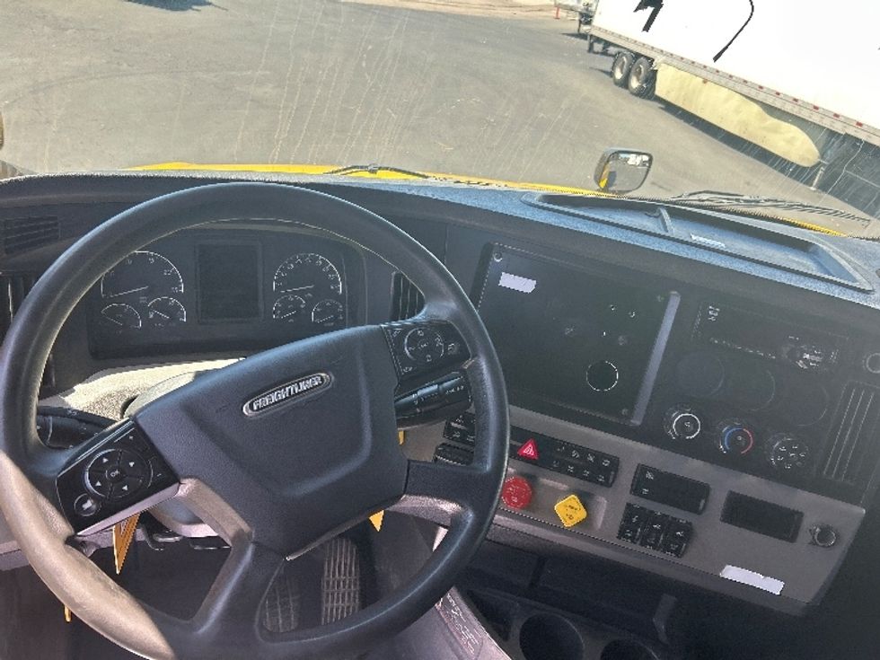 Sleeper Tractor-Heavy Duty Tractors-Freightliner-2020-T12664ST-Fontana-CA-746,131\n\t\tmiles-$ 42,500 - Image 11