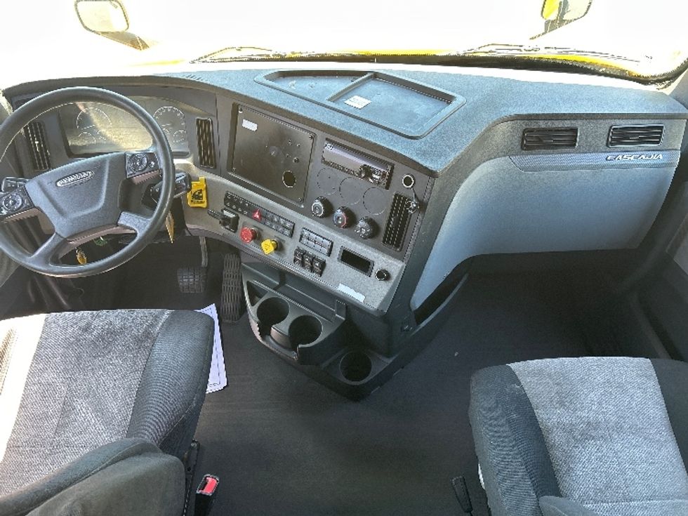 Sleeper Tractor-Heavy Duty Tractors-Freightliner-2020-T12664ST-Fontana-CA-746,131\n\t\tmiles-$ 42,500 - Image 12