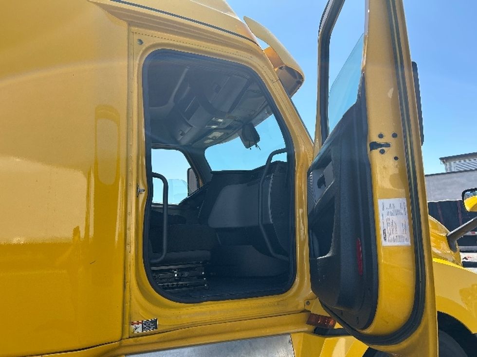 Sleeper Tractor-Heavy Duty Tractors-Freightliner-2020-T12664ST-Fontana-CA-746,131\n\t\tmiles-$ 42,500 - Image 13