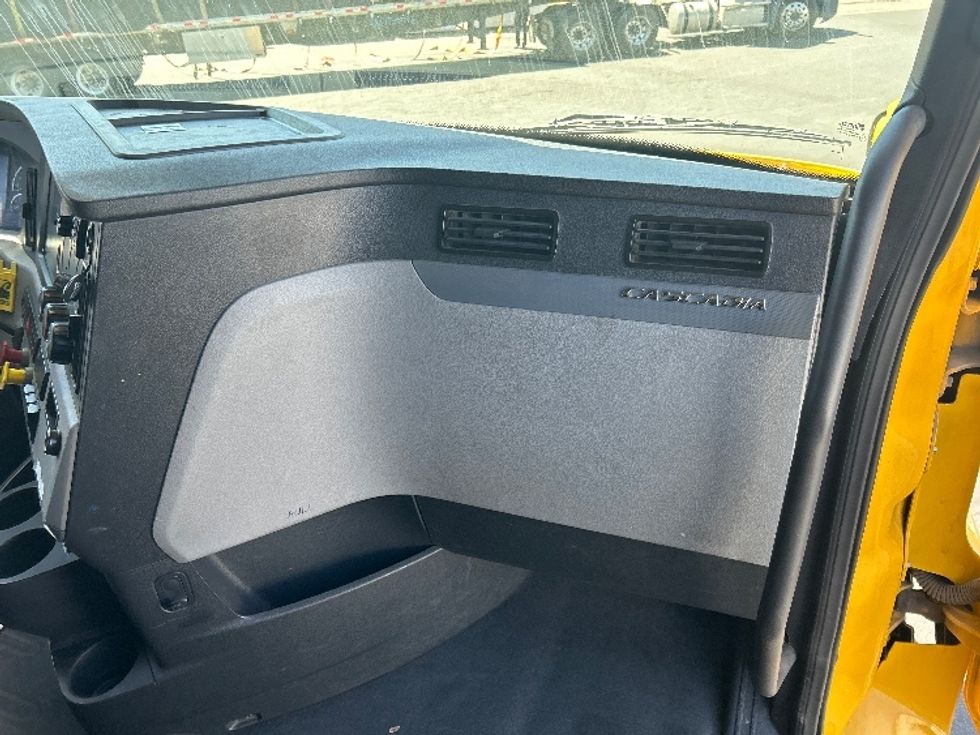 Sleeper Tractor-Heavy Duty Tractors-Freightliner-2020-T12664ST-Fontana-CA-746,131\n\t\tmiles-$ 42,500 - Image 14