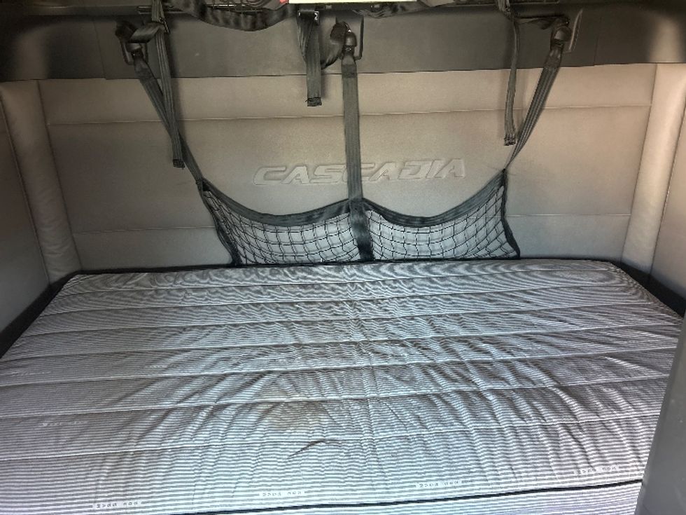 Sleeper Tractor-Heavy Duty Tractors-Freightliner-2020-T12664ST-Fontana-CA-746,131\n\t\tmiles-$ 42,500 - Image 17