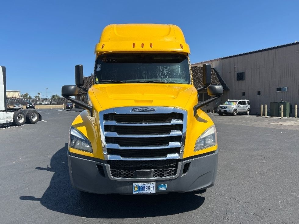 Sleeper Tractor-Heavy Duty Tractors-Freightliner-2020-T12664ST-Fontana-CA-746,131\n\t\tmiles-$ 42,500 - Image 2