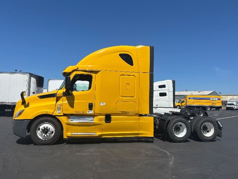 Sleeper Tractor-Heavy Duty Tractors-Freightliner-2020-T12664ST-Fontana-CA-746,131\n\t\tmiles-$ 42,500 - Image 4
