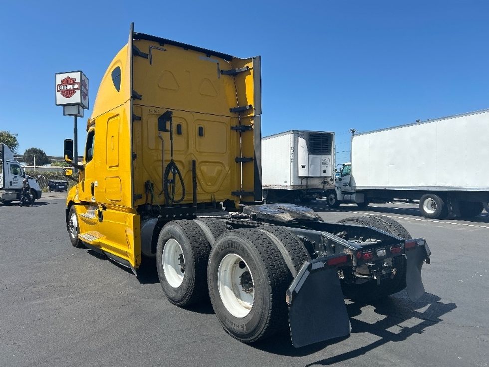 Sleeper Tractor-Heavy Duty Tractors-Freightliner-2020-T12664ST-Fontana-CA-746,131\n\t\tmiles-$ 42,500 - Image 5