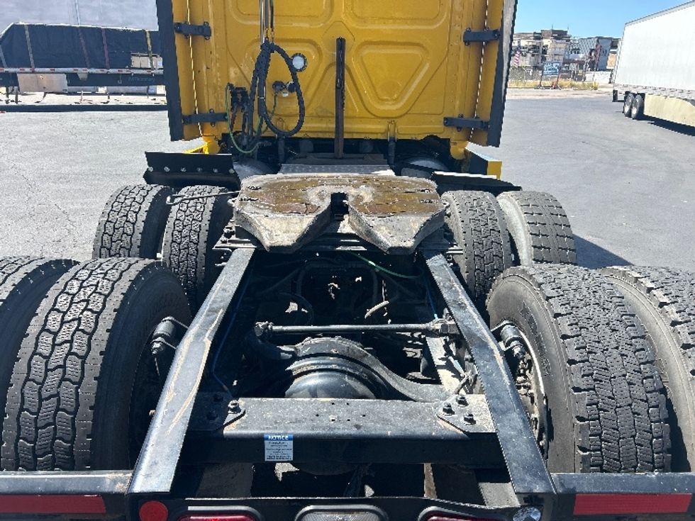 Sleeper Tractor-Heavy Duty Tractors-Freightliner-2020-T12664ST-Fontana-CA-746,131\n\t\tmiles-$ 42,500 - Image 6