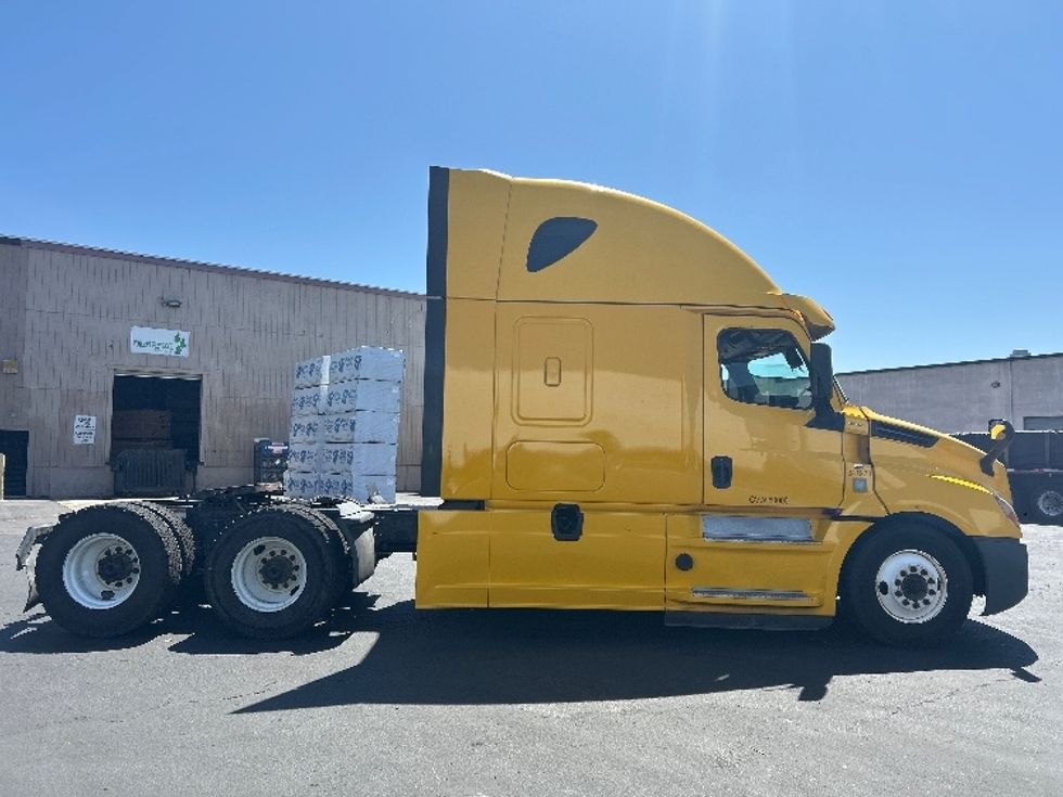 Sleeper Tractor-Heavy Duty Tractors-Freightliner-2020-T12664ST-Fontana-CA-746,131\n\t\tmiles-$ 42,500 - Image 8