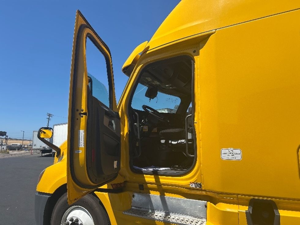 Sleeper Tractor-Heavy Duty Tractors-Freightliner-2020-T12664ST-Fontana-CA-746,131\n\t\tmiles-$ 42,500 - Image 9