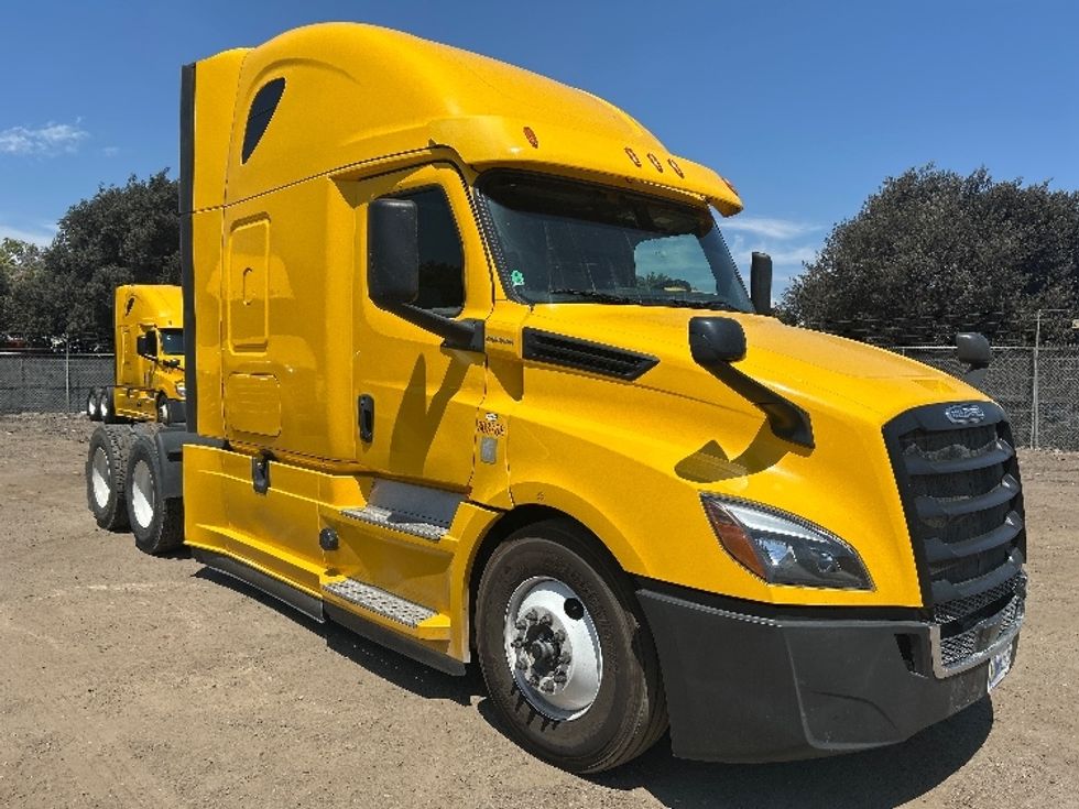 Sleeper Tractor-Heavy Duty Tractors-Freightliner-2020-T12664ST-Fontana-CA-758,704\n\t\tmiles-$ 41,500 - Image 1