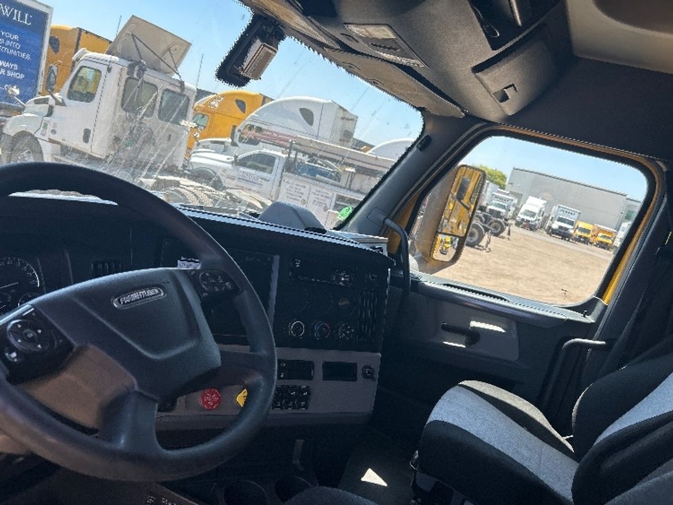 Sleeper Tractor-Heavy Duty Tractors-Freightliner-2020-T12664ST-Fontana-CA-758,704\n\t\tmiles-$ 41,500 - Image 10