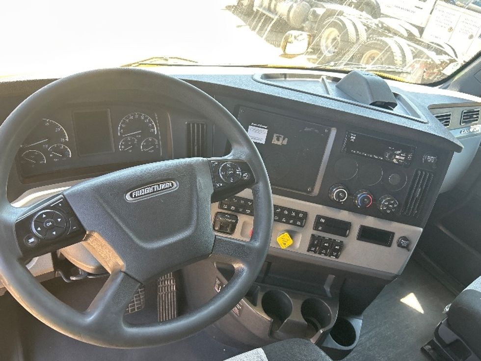Sleeper Tractor-Heavy Duty Tractors-Freightliner-2020-T12664ST-Fontana-CA-758,704\n\t\tmiles-$ 41,500 - Image 11