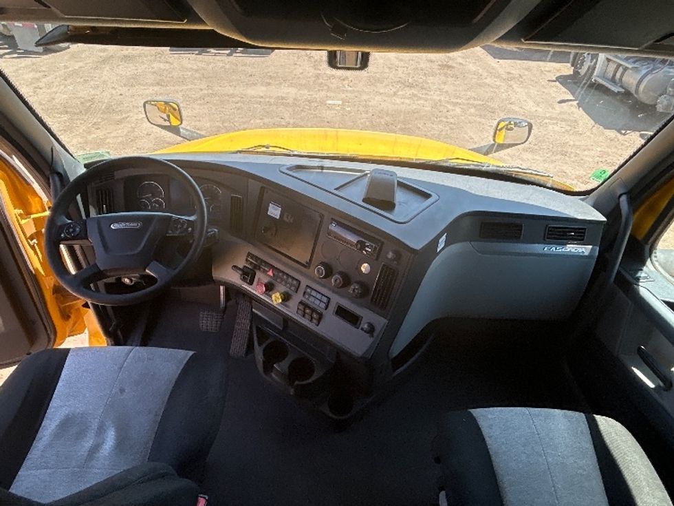 Sleeper Tractor-Heavy Duty Tractors-Freightliner-2020-T12664ST-Fontana-CA-758,704\n\t\tmiles-$ 41,500 - Image 12