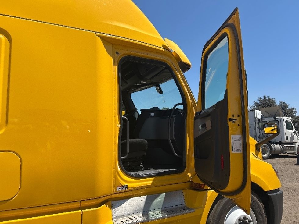 Sleeper Tractor-Heavy Duty Tractors-Freightliner-2020-T12664ST-Fontana-CA-758,704\n\t\tmiles-$ 41,500 - Image 13