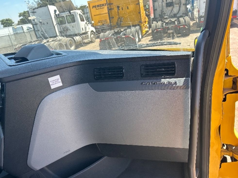 Sleeper Tractor-Heavy Duty Tractors-Freightliner-2020-T12664ST-Fontana-CA-758,704\n\t\tmiles-$ 41,500 - Image 14