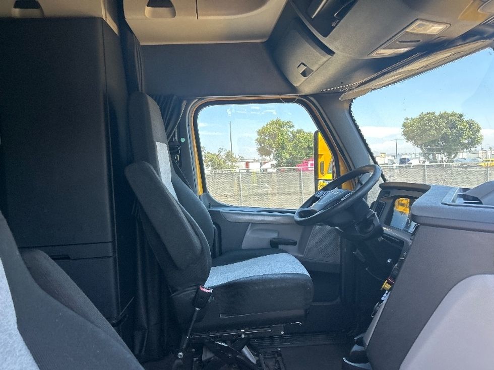 Sleeper Tractor-Heavy Duty Tractors-Freightliner-2020-T12664ST-Fontana-CA-758,704\n\t\tmiles-$ 41,500 - Image 15