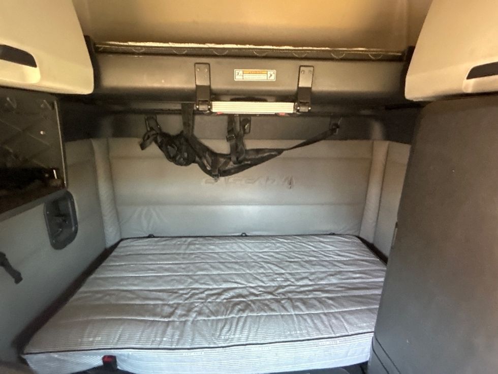 Sleeper Tractor-Heavy Duty Tractors-Freightliner-2020-T12664ST-Fontana-CA-758,704\n\t\tmiles-$ 41,500 - Image 16