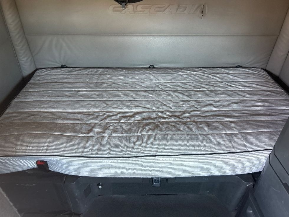Sleeper Tractor-Heavy Duty Tractors-Freightliner-2020-T12664ST-Fontana-CA-758,704\n\t\tmiles-$ 41,500 - Image 17