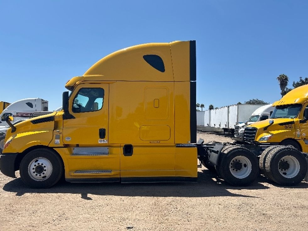 Sleeper Tractor-Heavy Duty Tractors-Freightliner-2020-T12664ST-Fontana-CA-758,704\n\t\tmiles-$ 41,500 - Image 4
