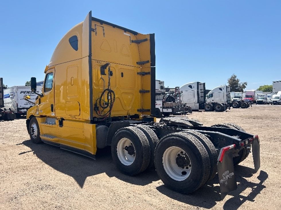 Sleeper Tractor-Heavy Duty Tractors-Freightliner-2020-T12664ST-Fontana-CA-758,704\n\t\tmiles-$ 41,500 - Image 5