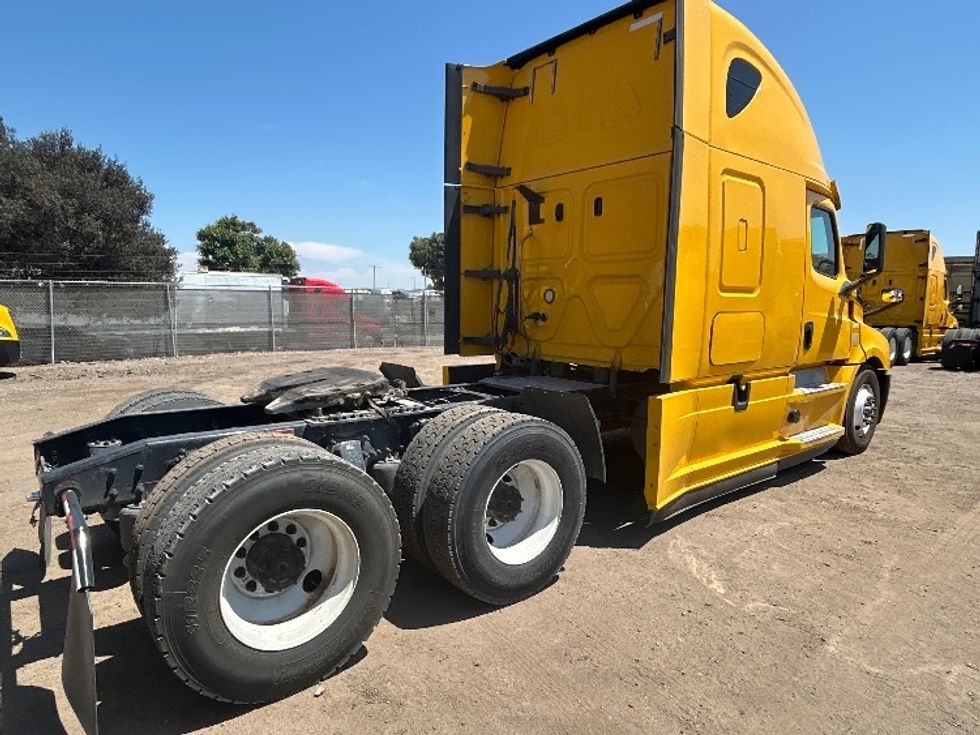 Sleeper Tractor-Heavy Duty Tractors-Freightliner-2020-T12664ST-Fontana-CA-758,704\n\t\tmiles-$ 41,500 - Image 7