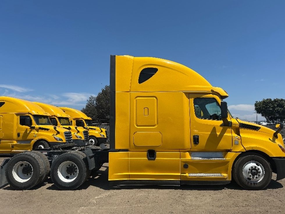 Sleeper Tractor-Heavy Duty Tractors-Freightliner-2020-T12664ST-Fontana-CA-758,704\n\t\tmiles-$ 41,500 - Image 8