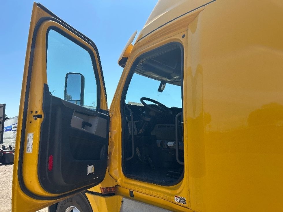 Sleeper Tractor-Heavy Duty Tractors-Freightliner-2020-T12664ST-Fontana-CA-758,704\n\t\tmiles-$ 41,500 - Image 9