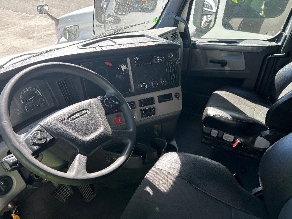 Sleeper Tractor-Heavy Duty Tractors-Freightliner-2020-T12664ST-Fontana-CA-758,851\n\t\tmiles-$ 39,500 - Image 10