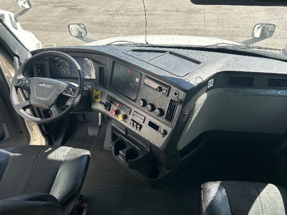 Sleeper Tractor-Heavy Duty Tractors-Freightliner-2020-T12664ST-Fontana-CA-758,851\n\t\tmiles-$ 39,500 - Image 11