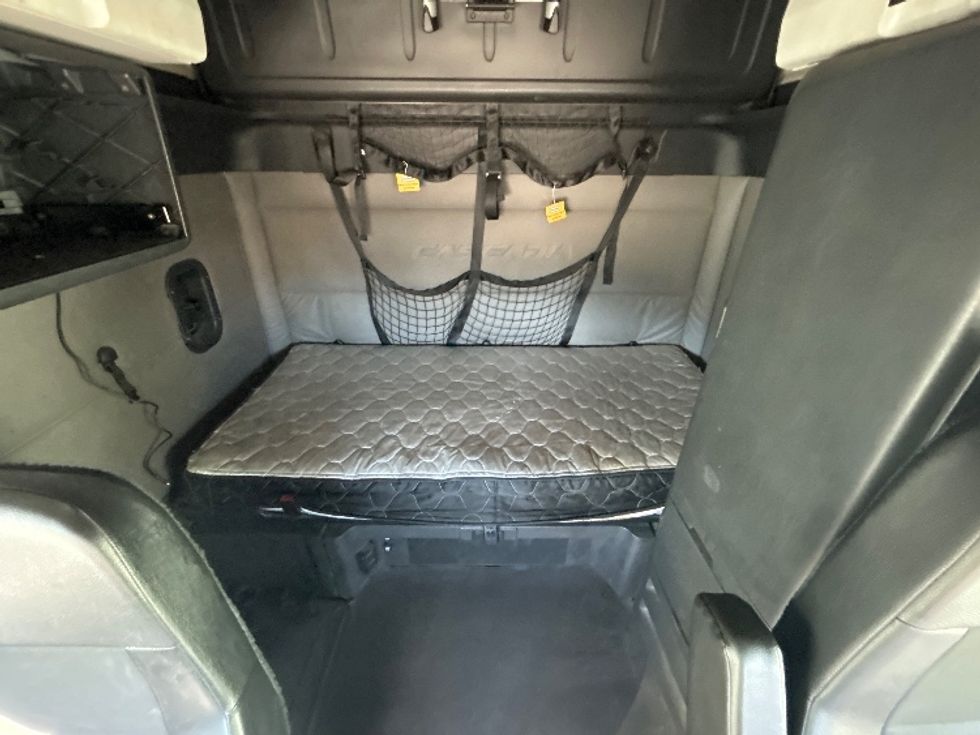 Sleeper Tractor-Heavy Duty Tractors-Freightliner-2020-T12664ST-Fontana-CA-758,851\n\t\tmiles-$ 39,500 - Image 15