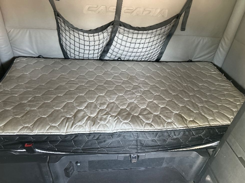 Sleeper Tractor-Heavy Duty Tractors-Freightliner-2020-T12664ST-Fontana-CA-758,851\n\t\tmiles-$ 39,500 - Image 16