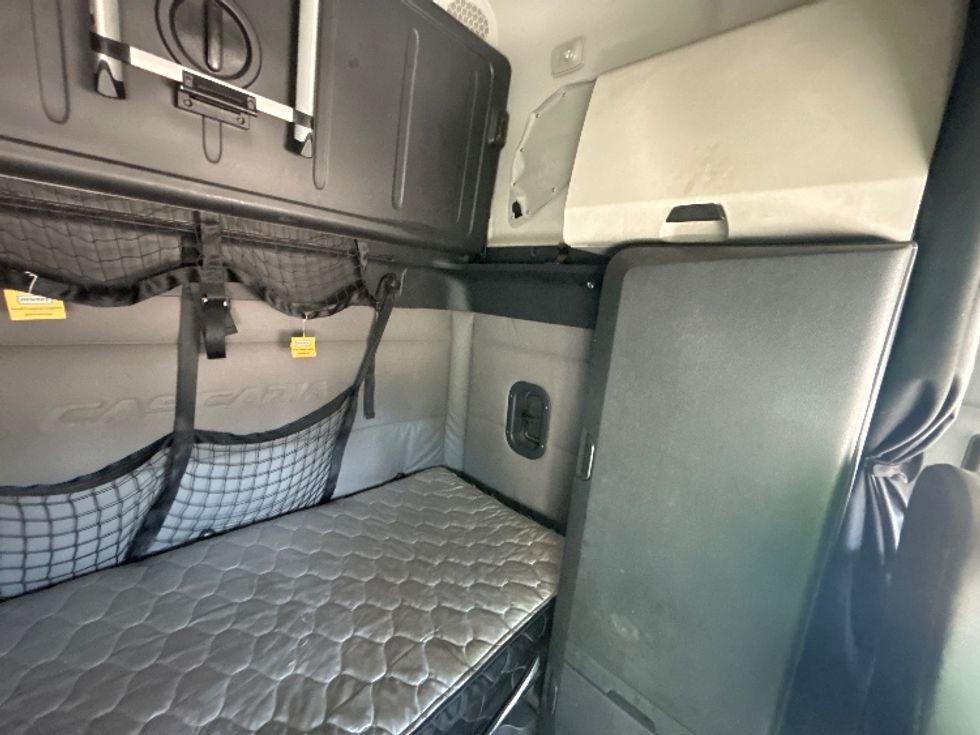 Sleeper Tractor-Heavy Duty Tractors-Freightliner-2020-T12664ST-Fontana-CA-758,851\n\t\tmiles-$ 39,500 - Image 17