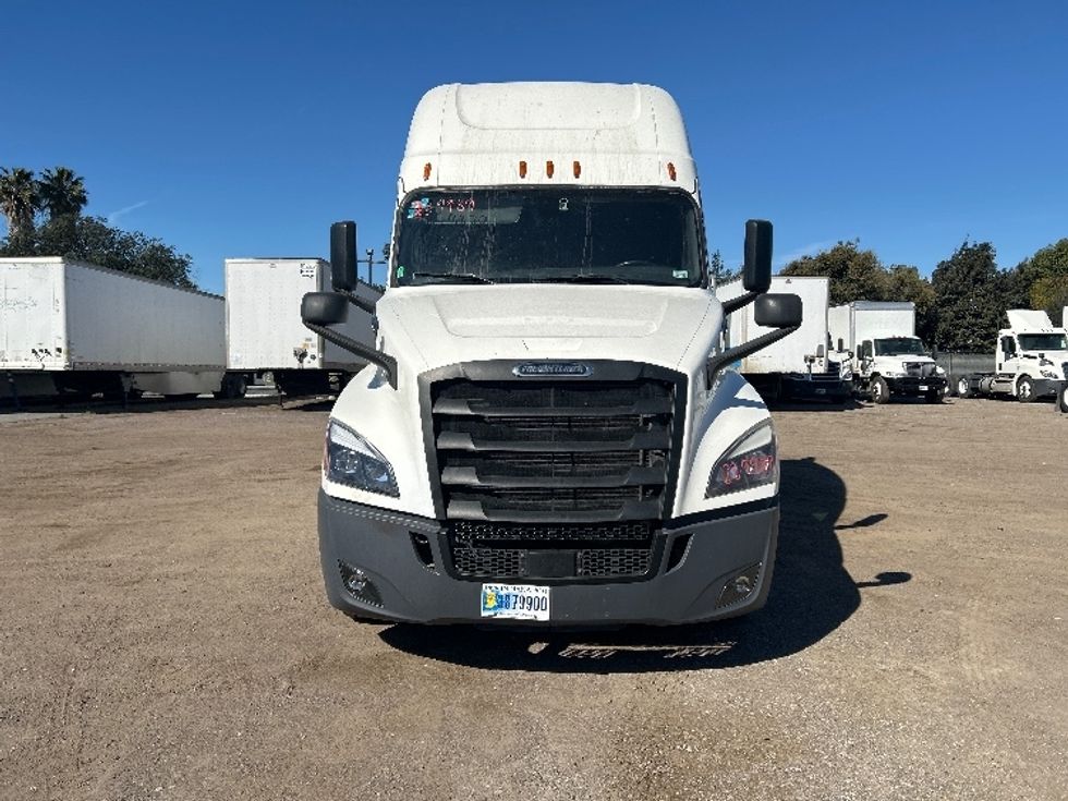 Sleeper Tractor-Heavy Duty Tractors-Freightliner-2020-T12664ST-Fontana-CA-758,851\n\t\tmiles-$ 39,500 - Image 2