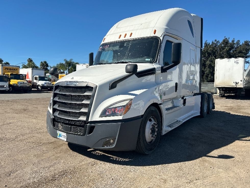 Sleeper Tractor-Heavy Duty Tractors-Freightliner-2020-T12664ST-Fontana-CA-758,851\n\t\tmiles-$ 39,500 - Image 3