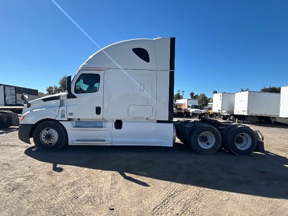Sleeper Tractor-Heavy Duty Tractors-Freightliner-2020-T12664ST-Fontana-CA-758,851\n\t\tmiles-$ 39,500 - Image 4