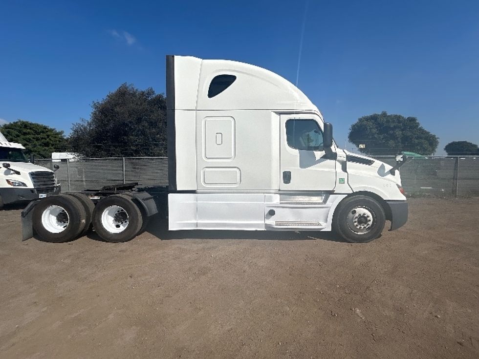 Sleeper Tractor-Heavy Duty Tractors-Freightliner-2020-T12664ST-Fontana-CA-758,851\n\t\tmiles-$ 39,500 - Image 8