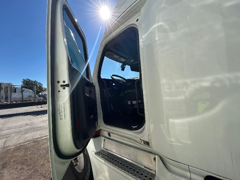 Sleeper Tractor-Heavy Duty Tractors-Freightliner-2020-T12664ST-Fontana-CA-758,851\n\t\tmiles-$ 39,500 - Image 9