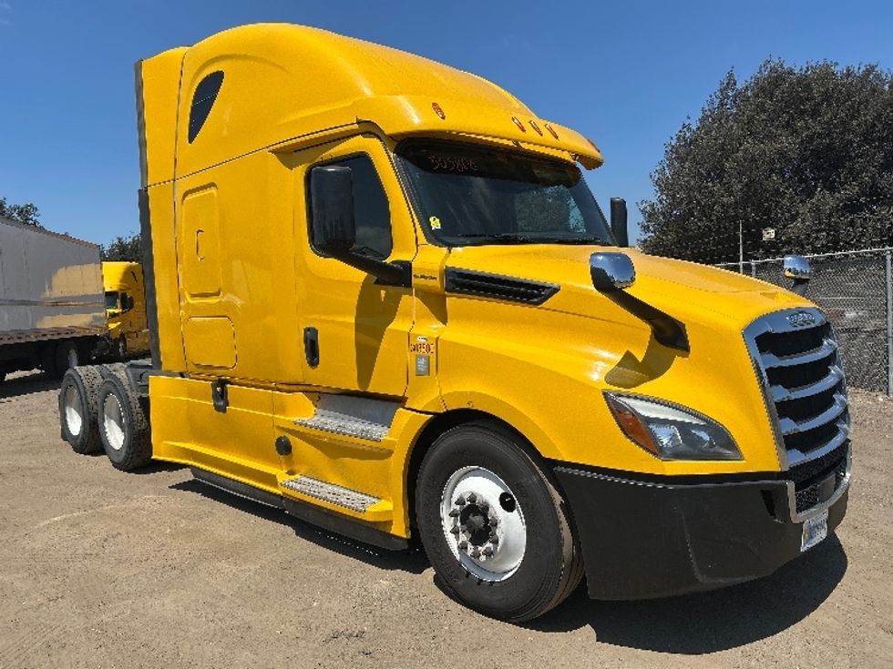 Sleeper Tractor-Heavy Duty Tractors-Freightliner-2020-T12664ST-Fontana-CA-769,485\n\t\tmiles-$ 40,750 - Image 1