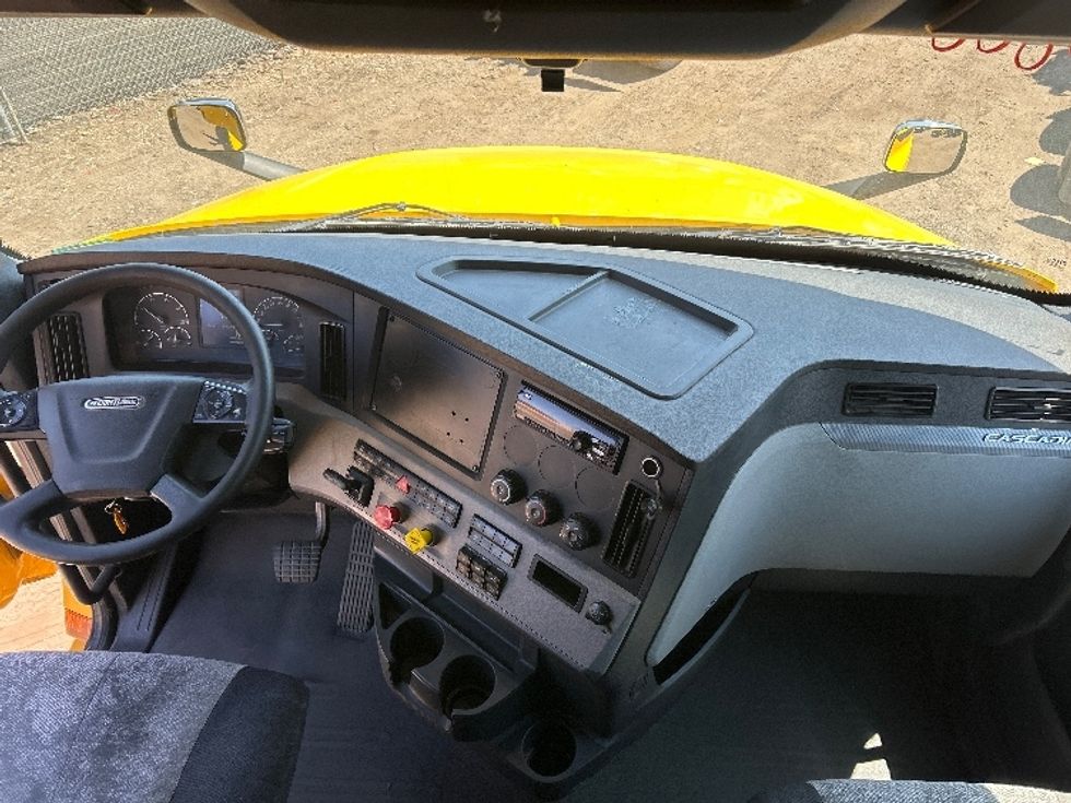 Sleeper Tractor-Heavy Duty Tractors-Freightliner-2020-T12664ST-Fontana-CA-769,485\n\t\tmiles-$ 40,750 - Image 12