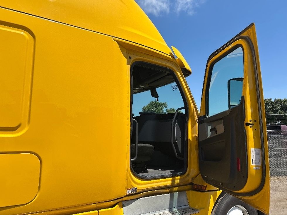 Sleeper Tractor-Heavy Duty Tractors-Freightliner-2020-T12664ST-Fontana-CA-769,485\n\t\tmiles-$ 40,750 - Image 13