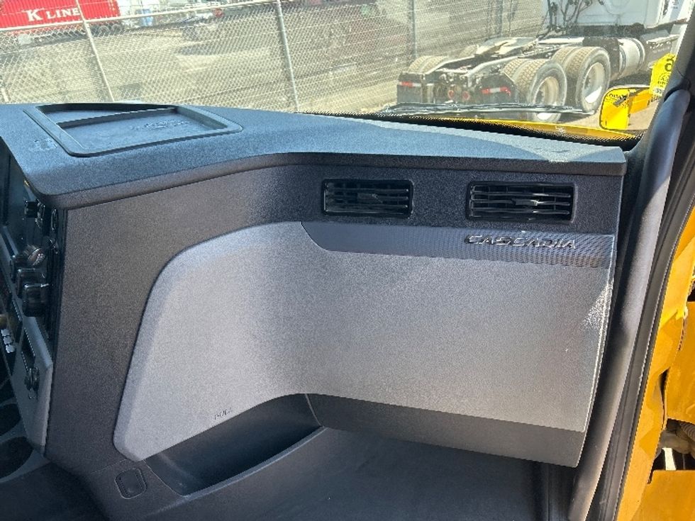 Sleeper Tractor-Heavy Duty Tractors-Freightliner-2020-T12664ST-Fontana-CA-769,485\n\t\tmiles-$ 40,750 - Image 14